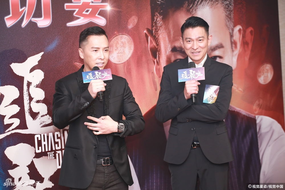 新浪娱乐讯 刘德华甄子丹出席合作的新片《追龙》庆功宴,两位熟龄男神