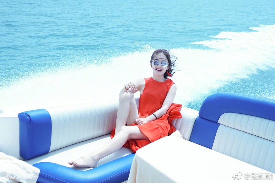 赵丽颖罕见晒比基尼度假照白到发光 腰竟然有这么细