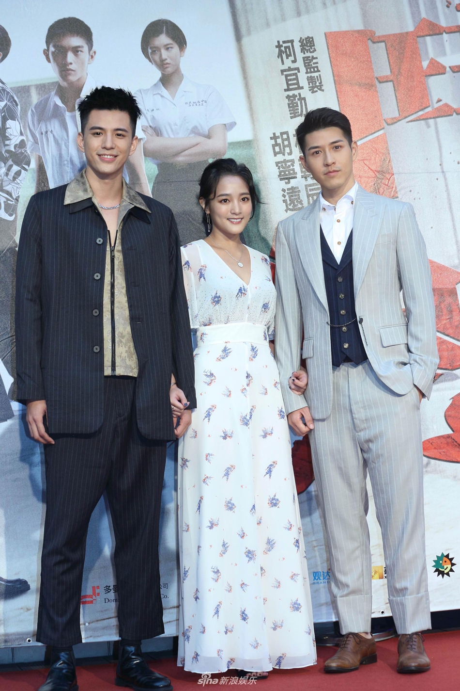 组图:《斗鱼》电影版首映 "小燕子"安以轩短裙秀美腿