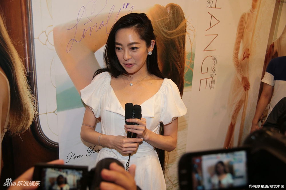 组图:日模松冈李那性感宣传写真集 男粉丝豪买50本写真支持