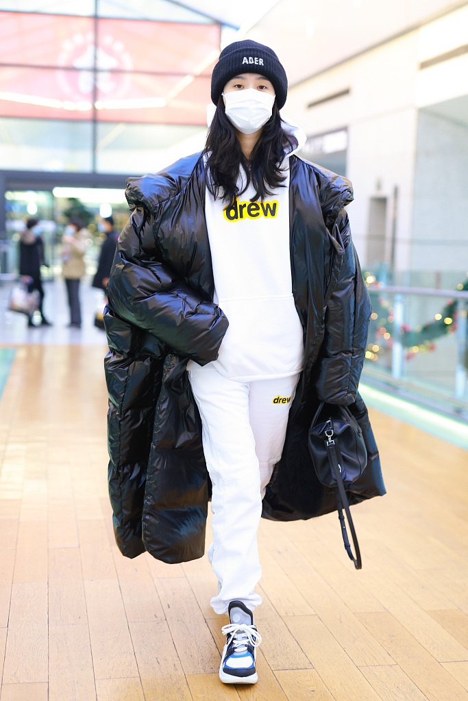组图:奚梦瑶穿长羽绒服现身机场 单手插兜气场十足