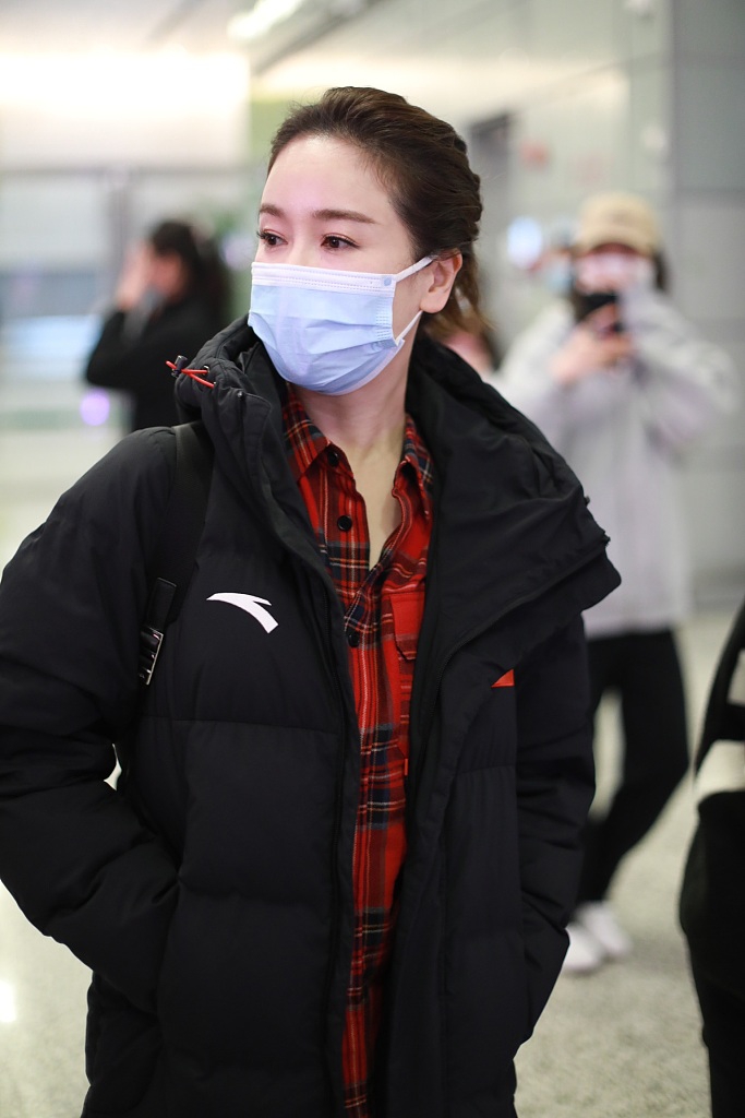 组图:"浪姐"左小青深夜现身机场 获粉丝接机人气高涨