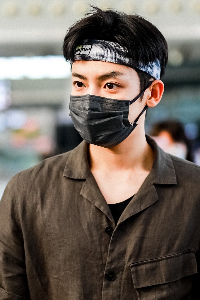 组图:侯明昊发带造型现身机场 眉钉点缀尽显个性