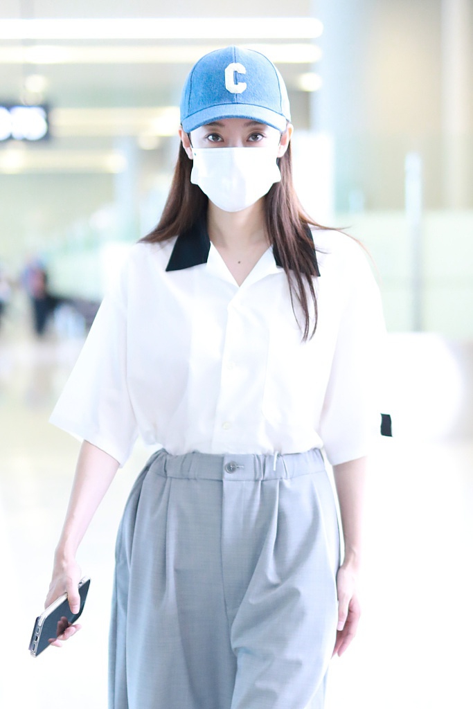 组图张小斐亮相机场白衬衫阔腿裤清新舒适