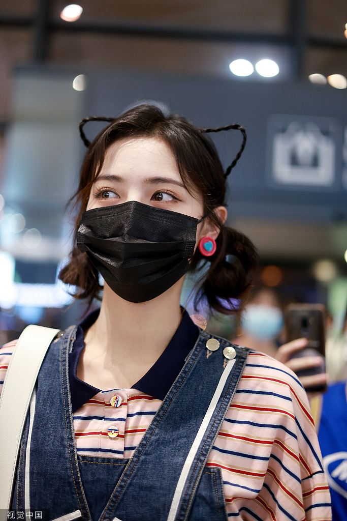 组图许佳琪可爱亮相机场扎双啾啾戴猫耳