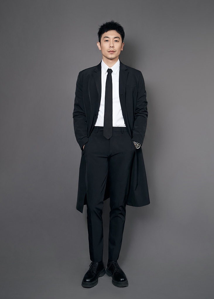 组图:朱亚文穿黑西装拍写真 尽显型男利落帅气