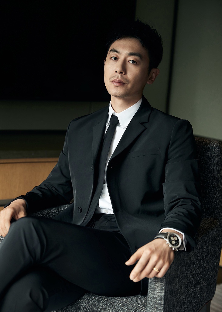 组图:朱亚文穿黑西装拍写真 尽显型男利落帅气