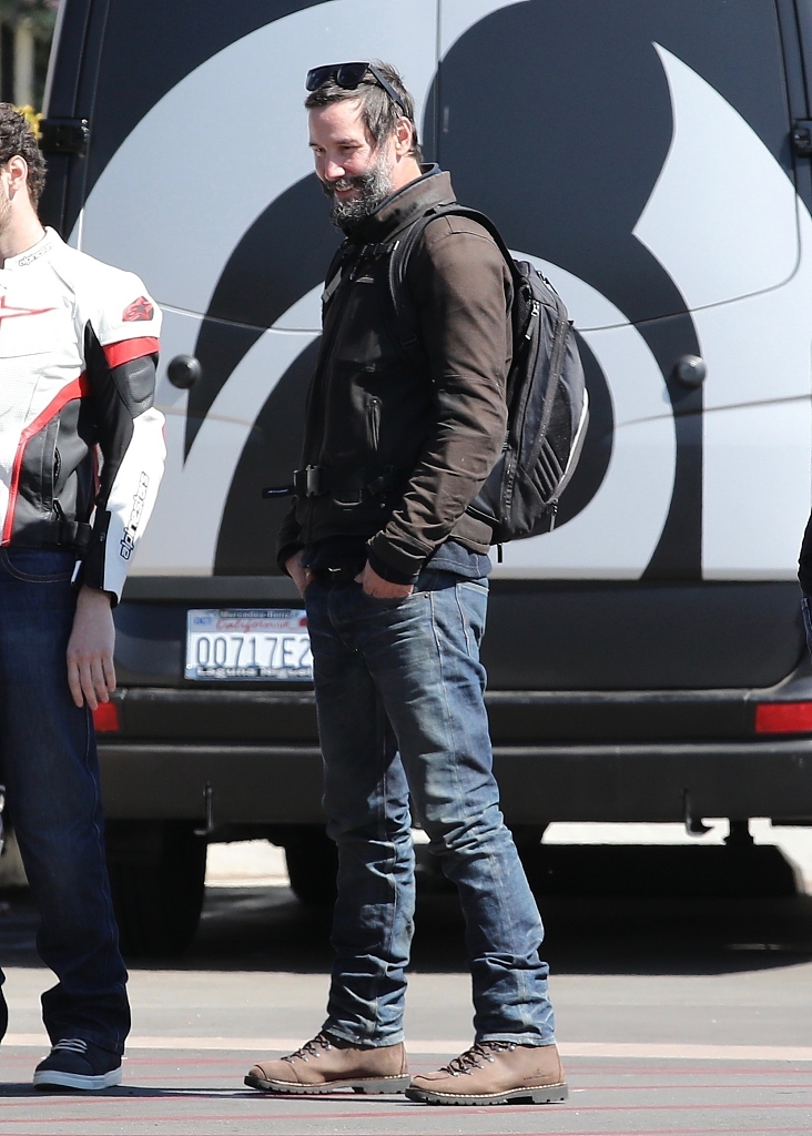 组图:56岁基努·里维斯骑摩托外出 与好友热聊手舞足蹈