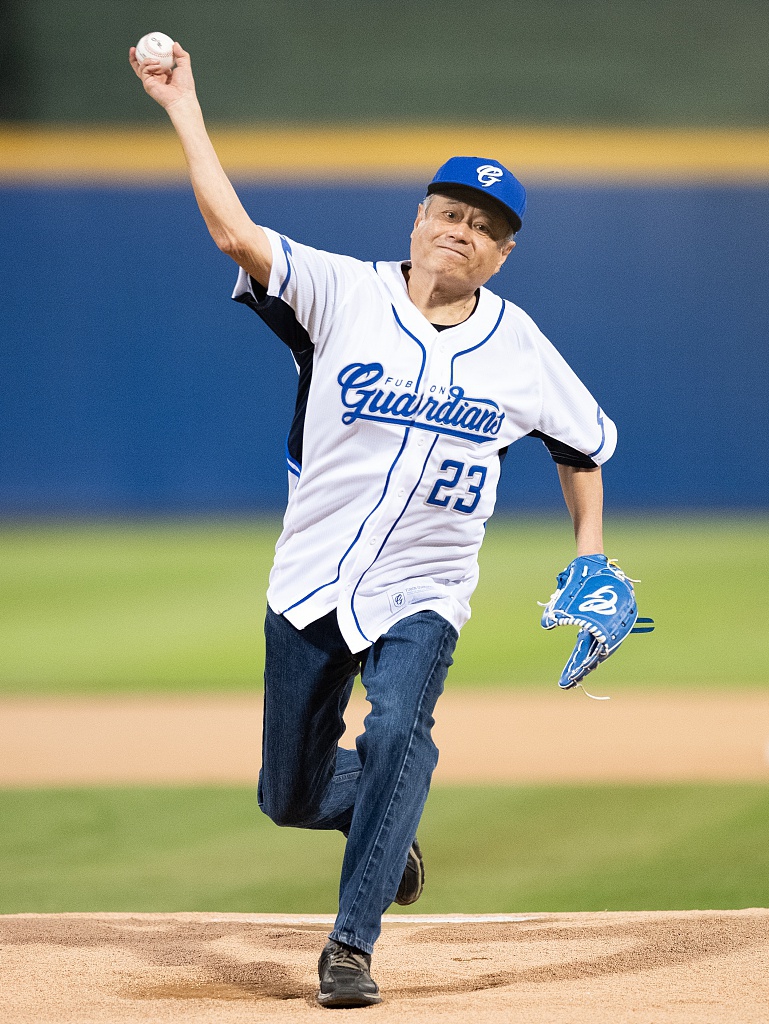 组图:李安担任棒球开球嘉宾状态好 目前无计划拍棒球电影