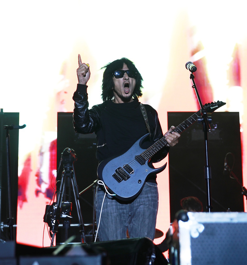 组图60岁丁武亮相音乐节气氛狂嗨重金属嘶吼跳跃似少年