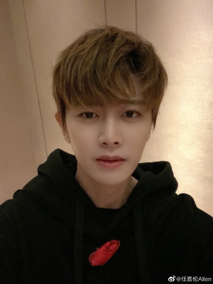 组图：氛围融洽！《暮色心约》剧组提前为任嘉伦庆生第5张图片