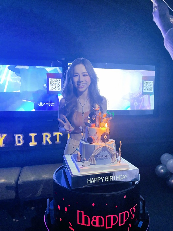 组图邓紫棋晒31岁生日现场照与鲜花蛋糕合影笑容灿烂状态好