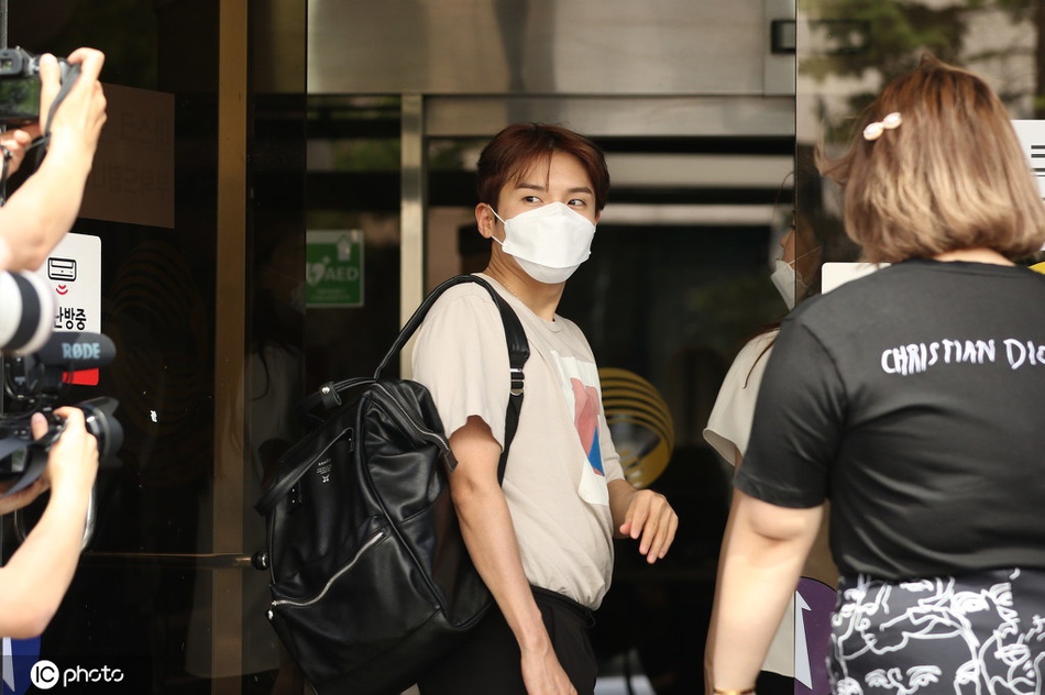 組圖：Super Junior厲旭上班路透 清瘦小可愛發福胖出啤酒肚