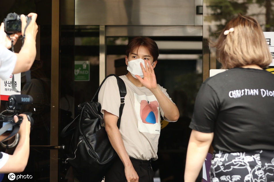 組圖：Super Junior厲旭上班路透 清瘦小可愛發福胖出啤酒肚