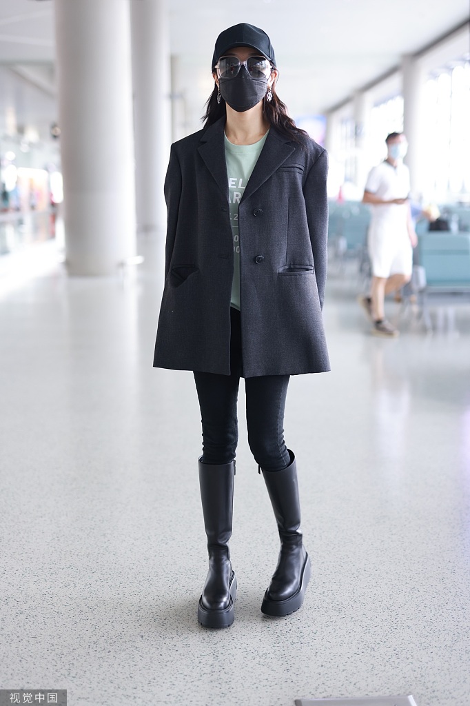 组图:邓家佳全黑look高冷有气质 穿长靴跷二郎腿演绎霸道女总裁_高清