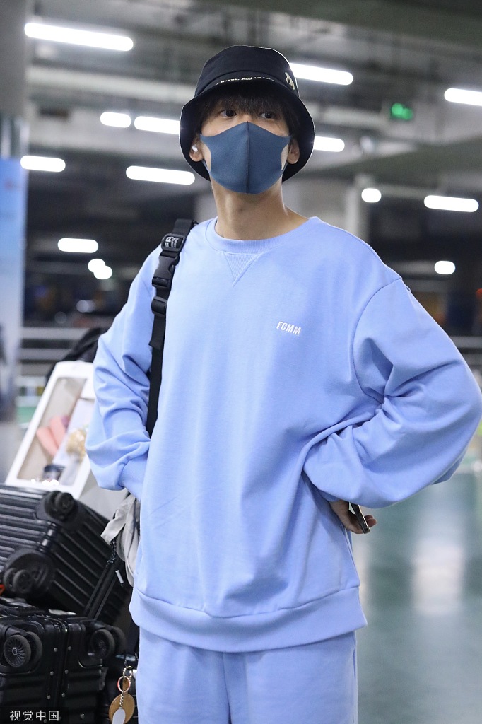 20 10:46:05 4 / 4 新浪娱乐讯 9月19日,北京,魏哲鸣现身机场.