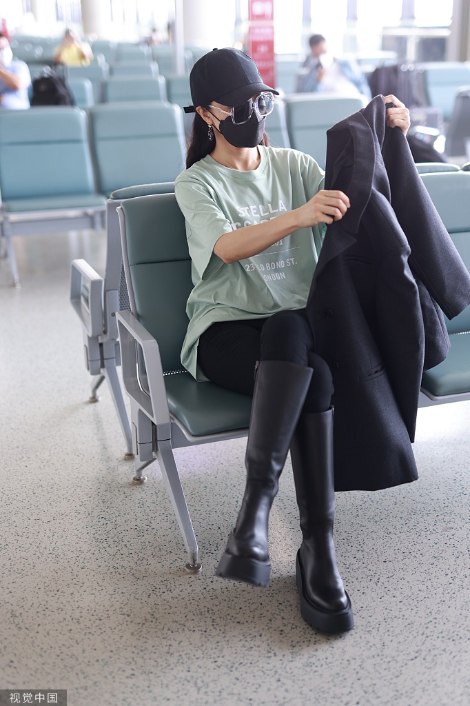 组图:邓家佳全黑look高冷有气质 穿长靴跷二郎腿演绎霸道女总裁