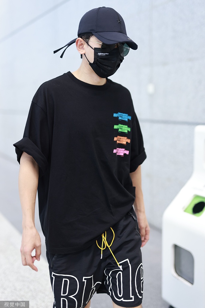 组图:张杰印花短袖搭短裤运动风满满 穿半筒袜一路小跑似少年