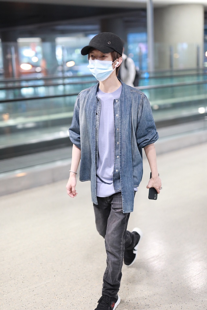 组图郭敬明穿牛仔装装扮休闲不失大佬范儿一路低头快走超霸气