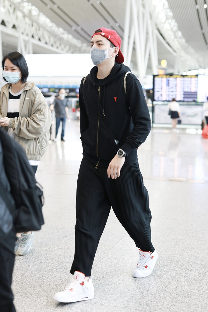 组图王大陆反戴红色棒球帽变阳光少年低头为粉丝耐心送签名