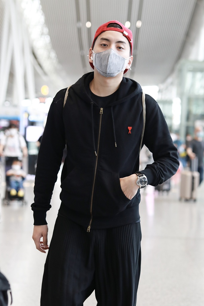 组图:王大陆反戴红色棒球帽变阳光少年 低头为粉丝耐心送签名