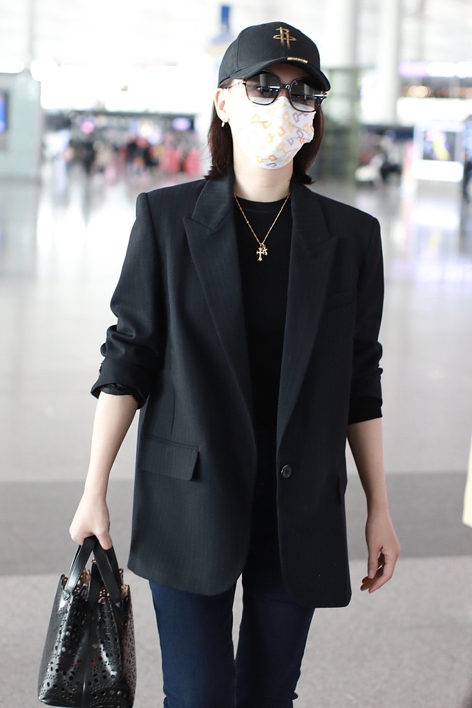 组图:姐姐真帅!陈数穿黑色西装造型帅气 拎镂空包包宛若女霸总