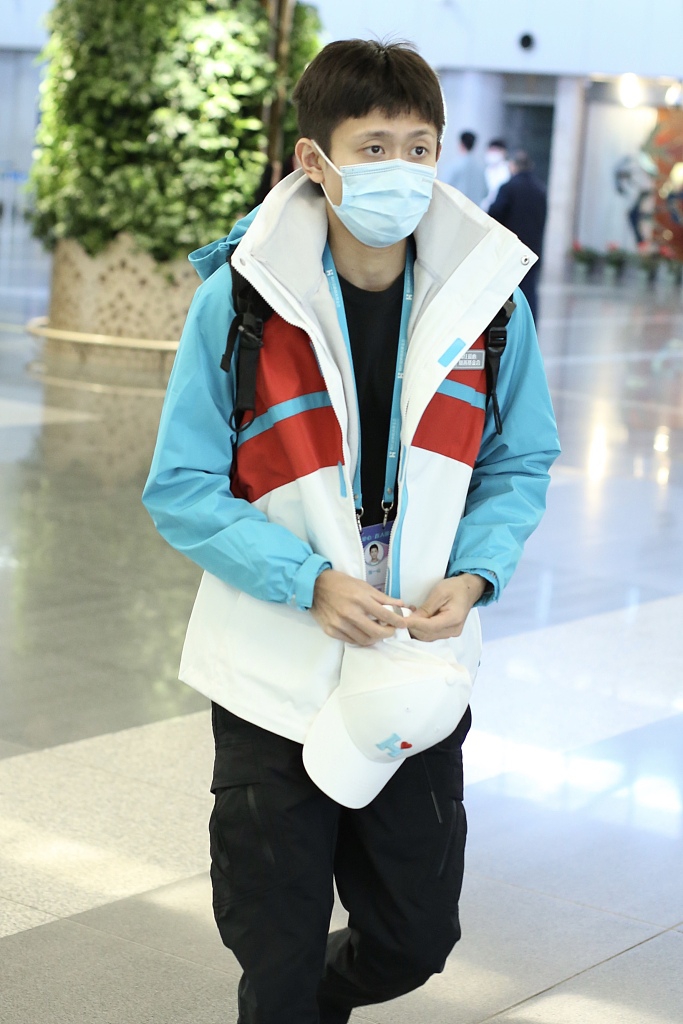 组图:张一山穿拼色冲锋衣敞怀很潇洒 边走边掏兜动作可爱_高清图集