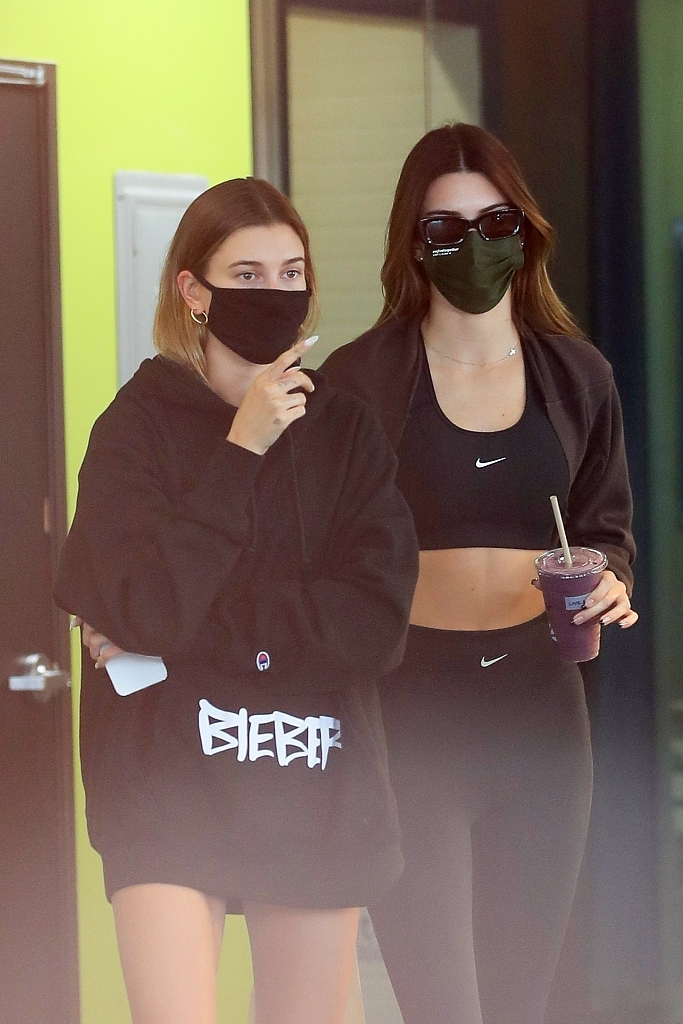当地时间2020年11月6日,美国洛杉矶,海莉·比伯(hailey bieber)与好友
