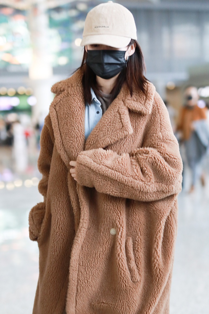 组图:李沁裹羊羔毛大衣戴棒球帽保暖 双手紧捂衣领小动作超萌