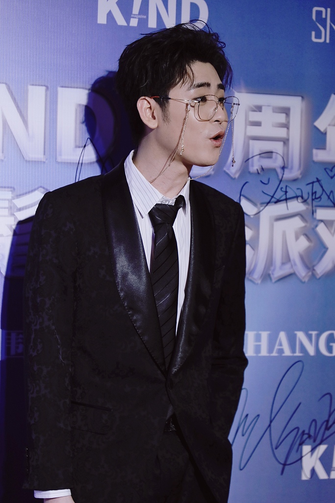 组图:张云雷红毯首秀惊艳登场 戴金丝眼镜配卷发秒变"小狼狗"