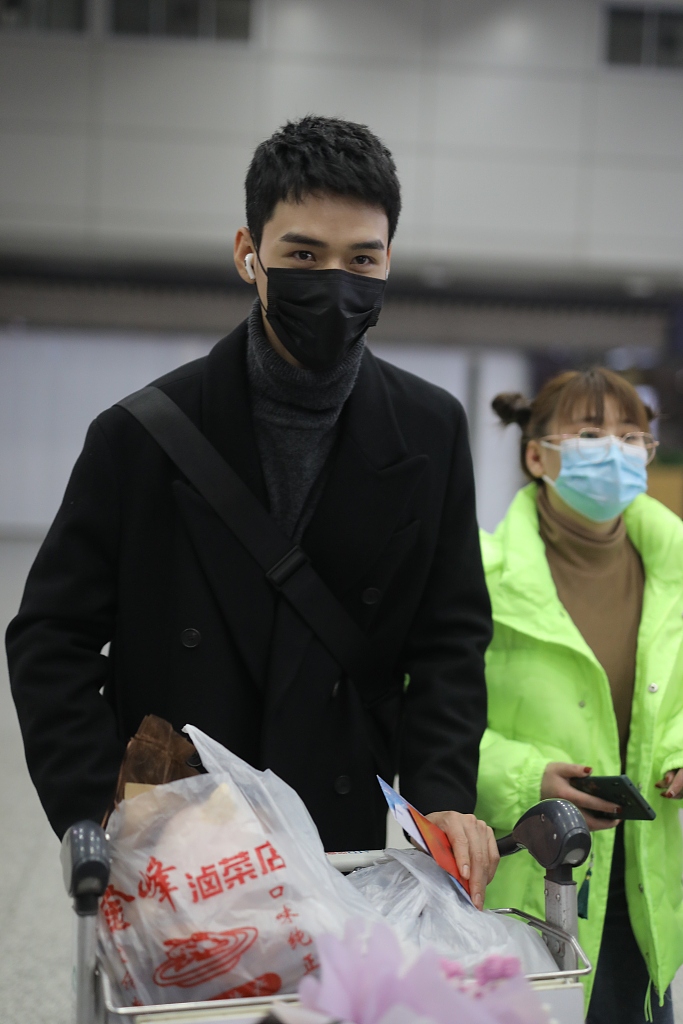 组图龚俊机场疯狂采购年货留寸头硬朗帅气手推购物车收获满满