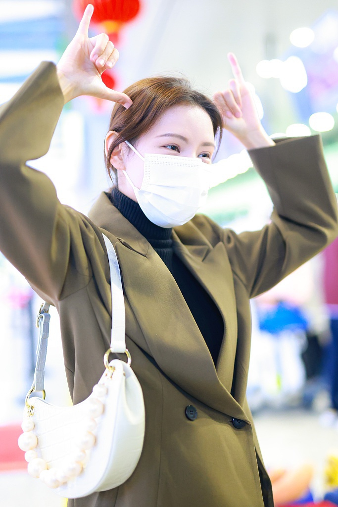 组图:张予曦丸子头穿西装潇洒时髦 见粉丝双手比牛角又美又萌