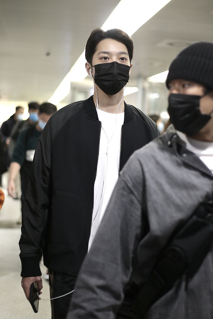 28 11:39:30 1 / 4 新浪娱乐讯 3月27日,上海,赖冠霖现身机场.