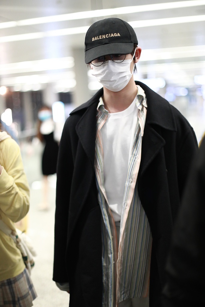 新浪娱乐讯 3月27日,上海,丁程鑫现身机场.