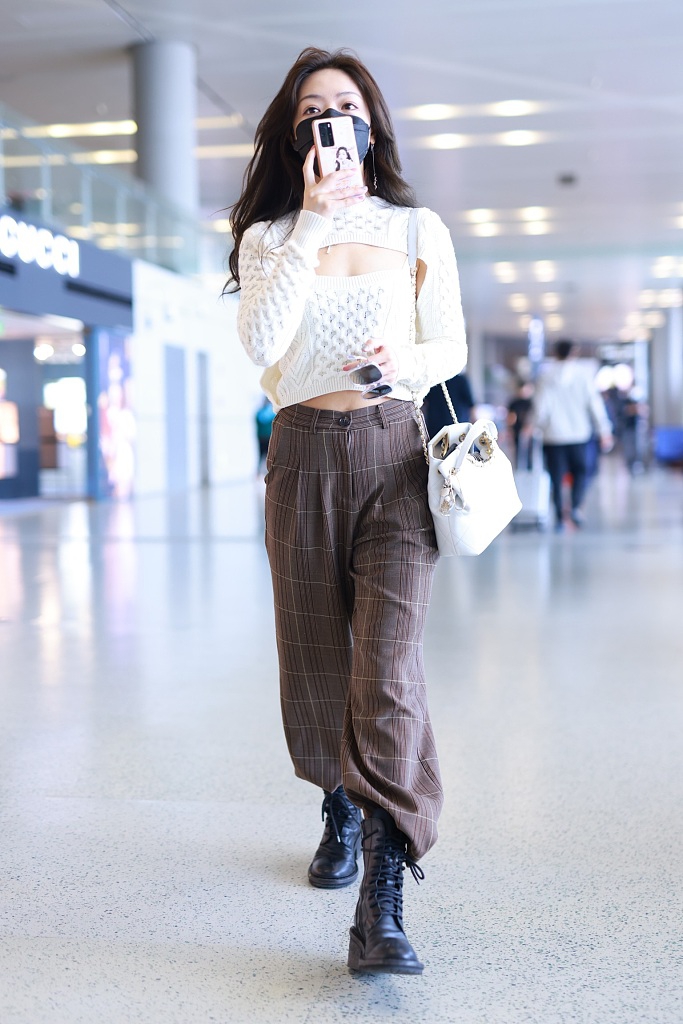 组图:邓家佳长发飘逸走路带风气质清新 穿镂空上衣秀绝美一字肩