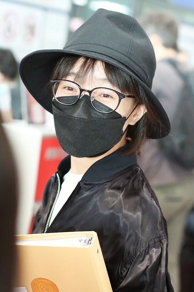 组图:焦俊艳全黑穿搭配马丁靴酷飒帅气 开心眯眼笑上演反差萌