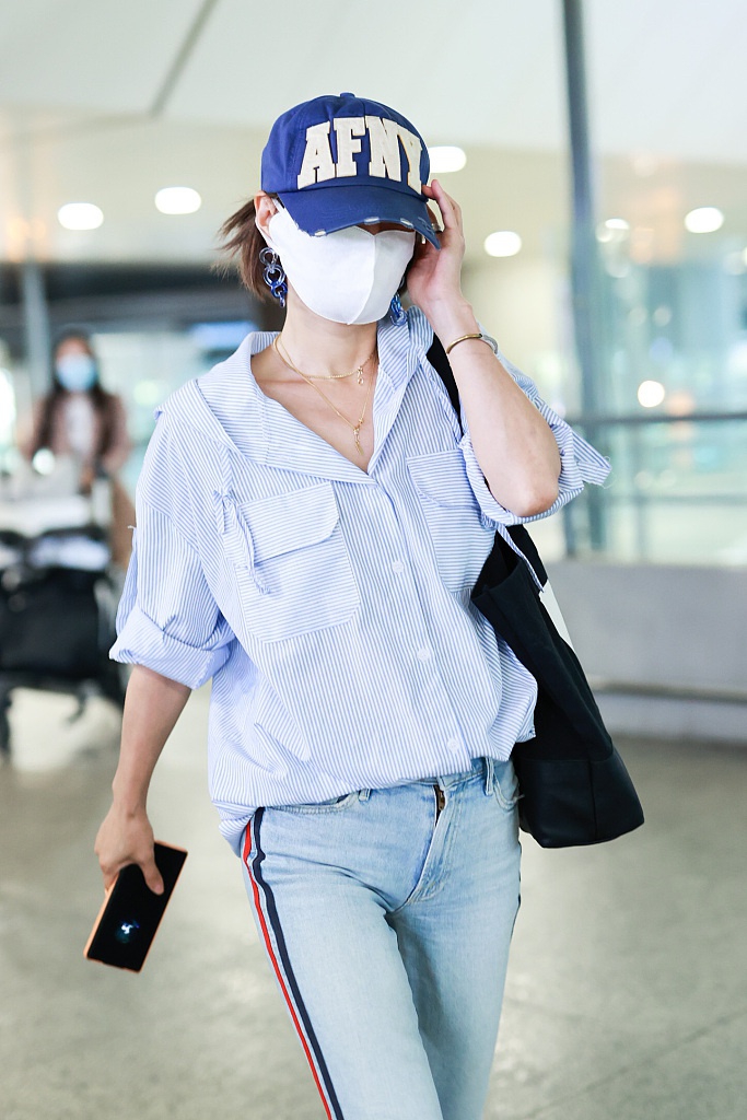 组图清凉一夏马伊琍穿条纹衬衫清爽靓丽搭牛仔裤飒爽干练