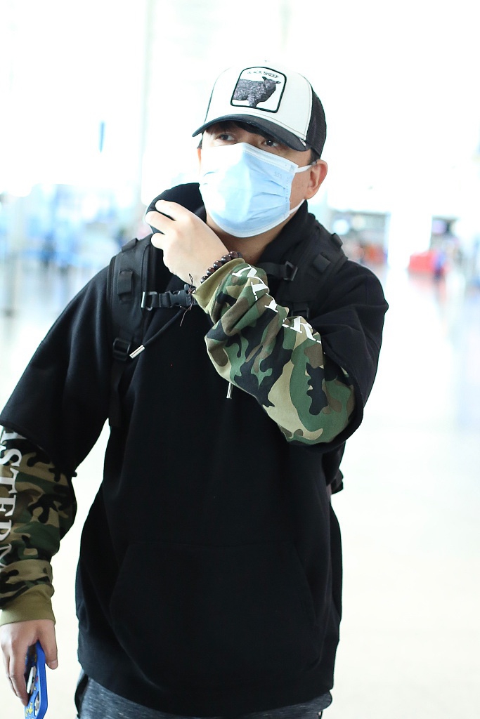 组图:潘粤明潮男风穿搭帅气减龄 戴棒球帽口罩遮面一路淡定前行