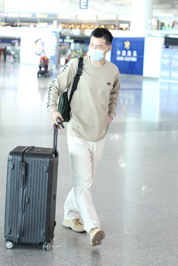 组图:窦骁寸头造型运动装利落帅气 一路手机不离手"业务繁忙"_高清