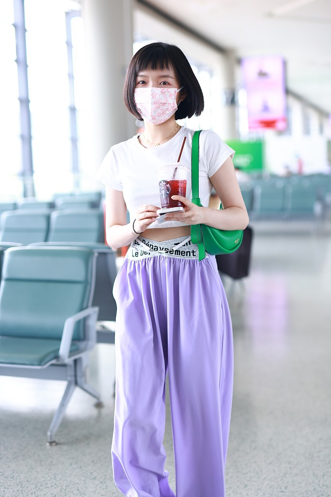 组图:李浩菲顶波波头可爱俏皮 露脐t搭紫色运动裤元气梦幻