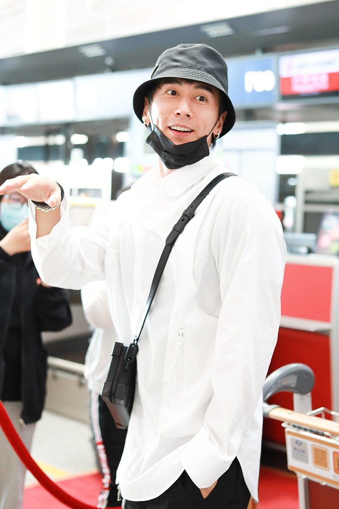 组图:张伦硕摘口罩露暖男治愈笑容 黑白look简单帅气热情挥手