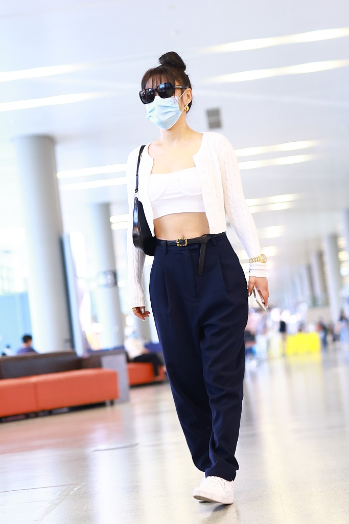 组图:袁娅维穿白色抹胸秀纤腰 扎丸子头戴墨镜气场立现