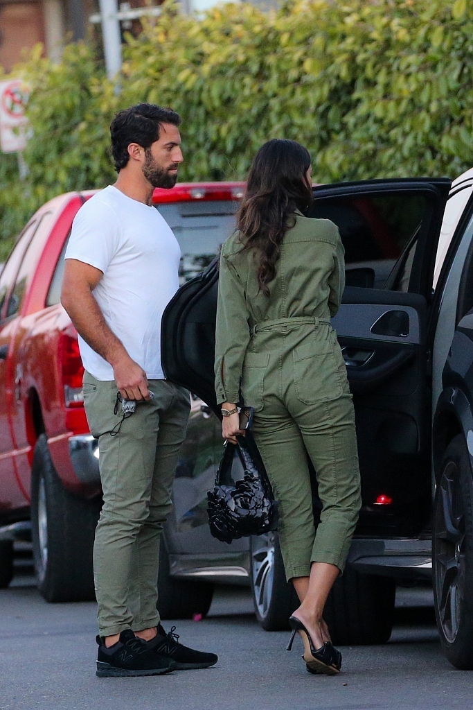 当地时间2021年6月11日,美国,艾莎·冈萨雷斯(eiza gonzalez)携新男友