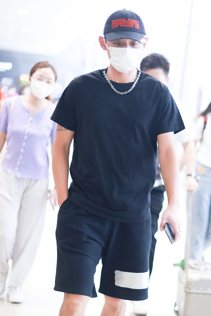 组图:张继科全黑look戴金属项链酷劲满满 单手插兜走路带风