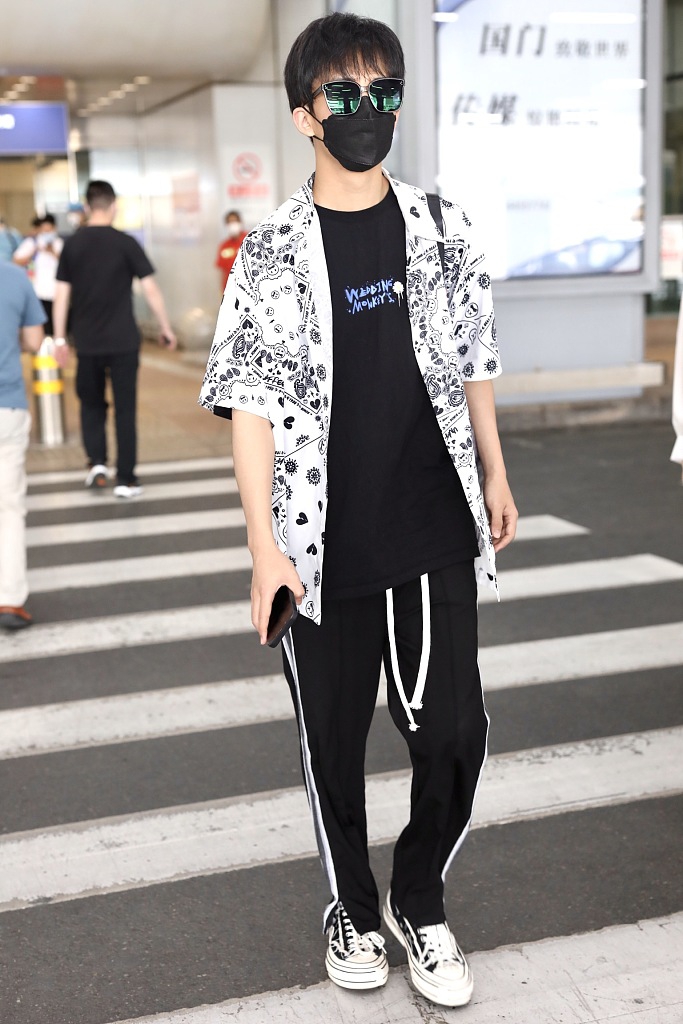 组图:黄子弘凡戴镭射墨镜潮男范 黑t外搭花衬衫运动裤帅气满分