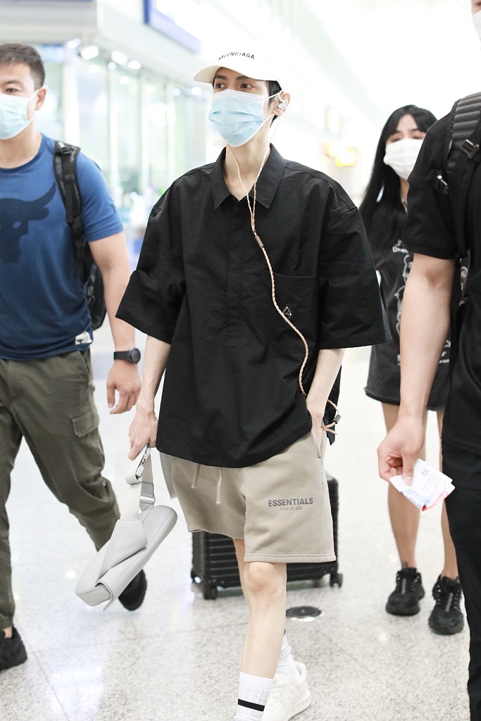 组图罗云熙黑衬衫短裤装扮清爽夏日气息满满单手插兜又酷又帅