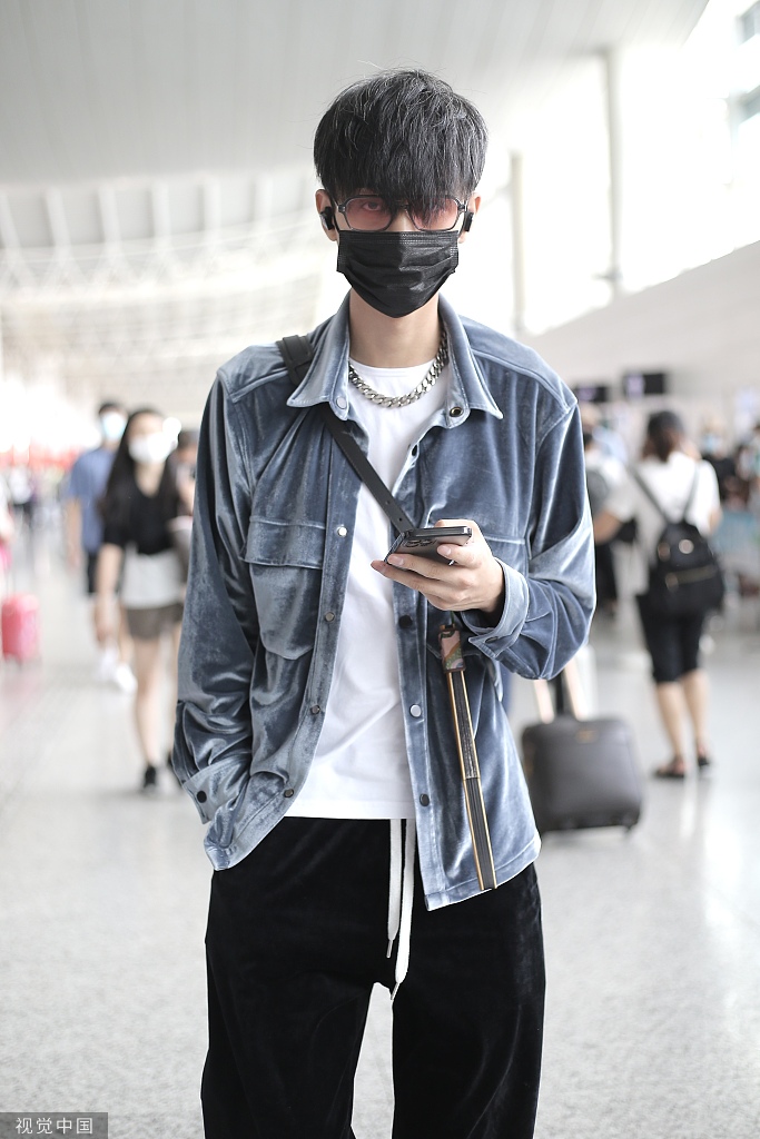 组图:秦霄贤丝绒外套化身酷boy 顺毛乖巧长腿吸睛