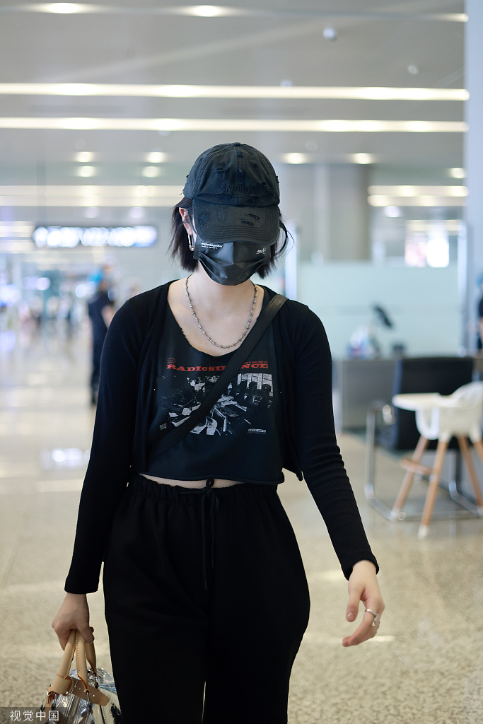 欧阳娜娜戴棒球帽短发清新养眼 黑色开衫配短背心小露蛮腰