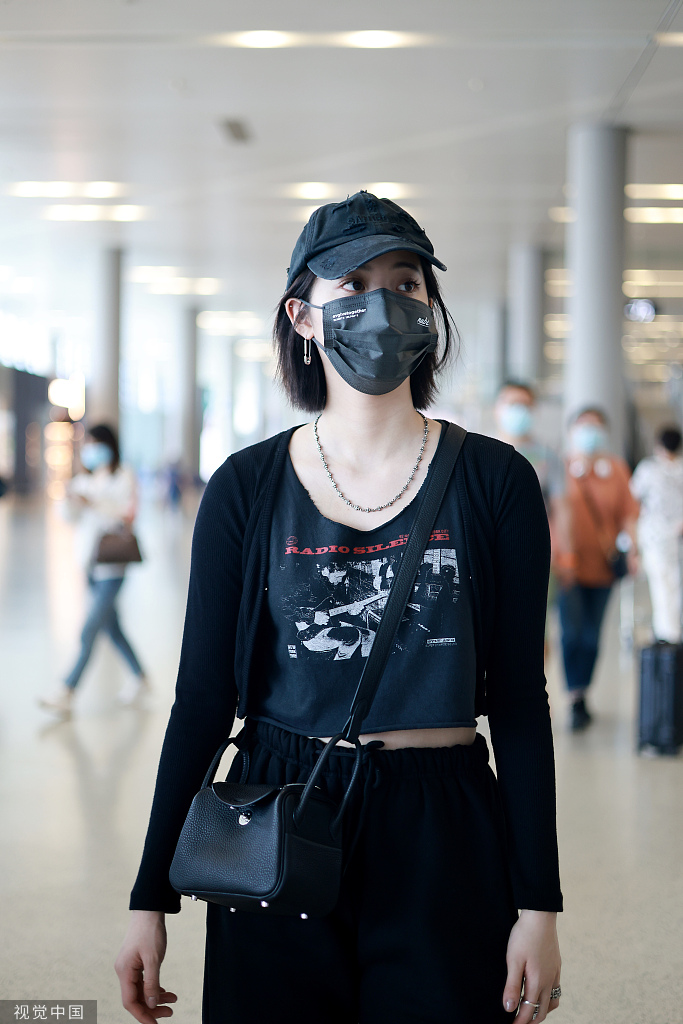 欧阳娜娜戴棒球帽短发清新养眼 黑色开衫配短背心小露蛮腰