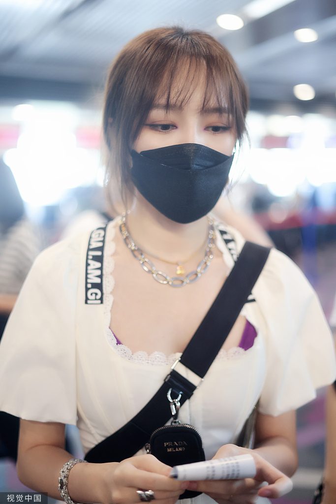 组图:孟佳穿宫廷风上衣肌肤雪白 随意抓夹发刘海遮额氧气靓丽